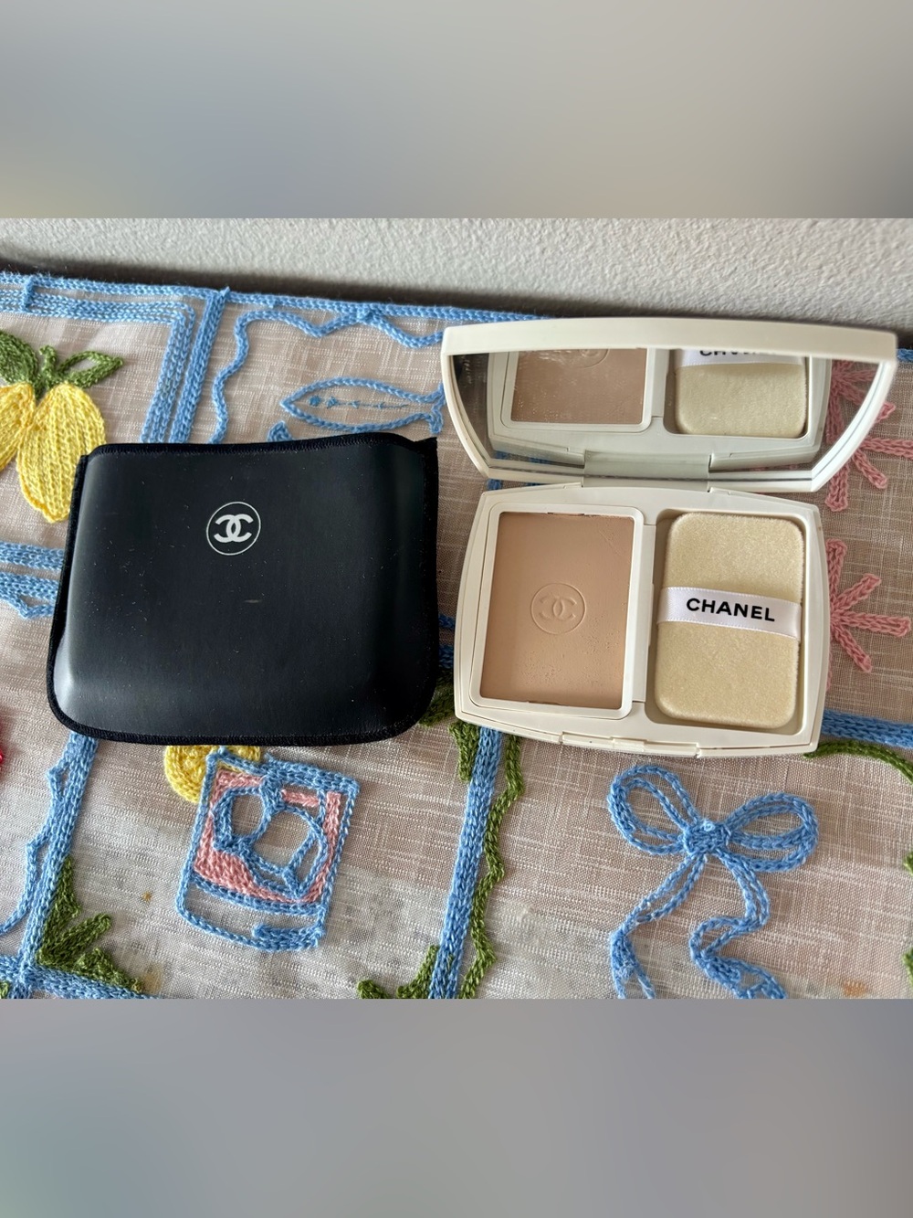Chanel Le Blanc Brightening Compact Foundation Beige & White